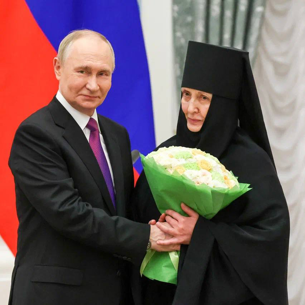 Президент России вручил медаль Пушкина Игумении Гаврииле